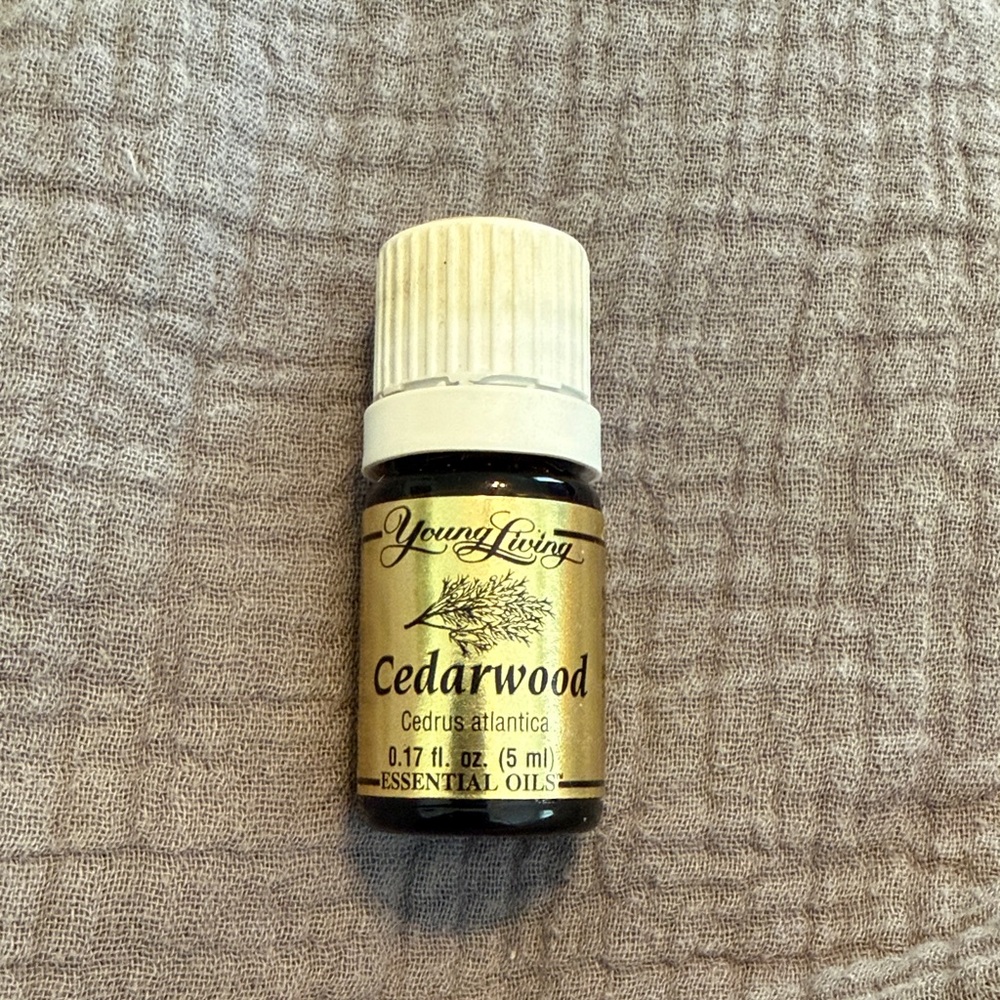 Young Living Cedarwood Oil with Gold Label - Picture 1 of 3
